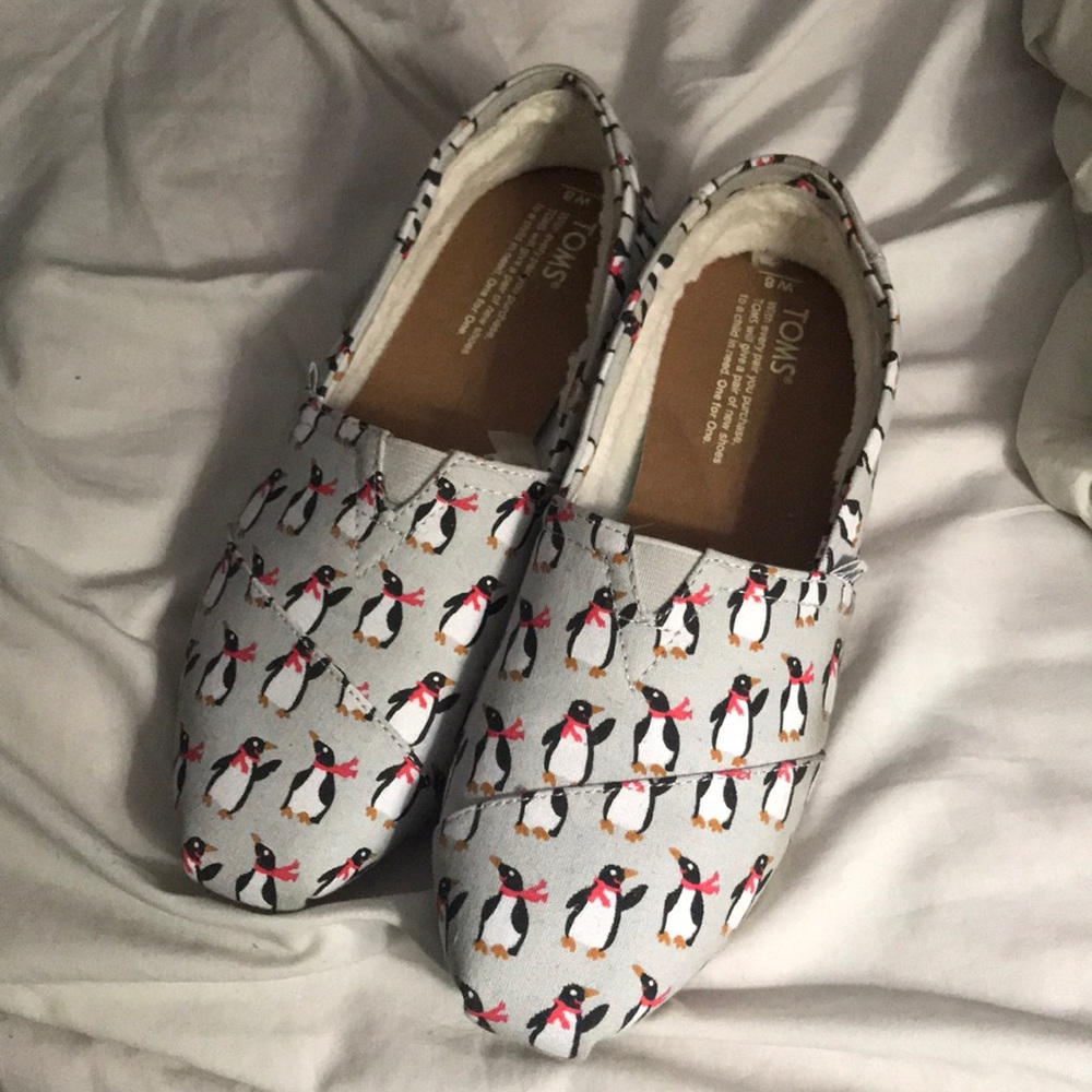 EUC holiday penguin Toms Sz 8